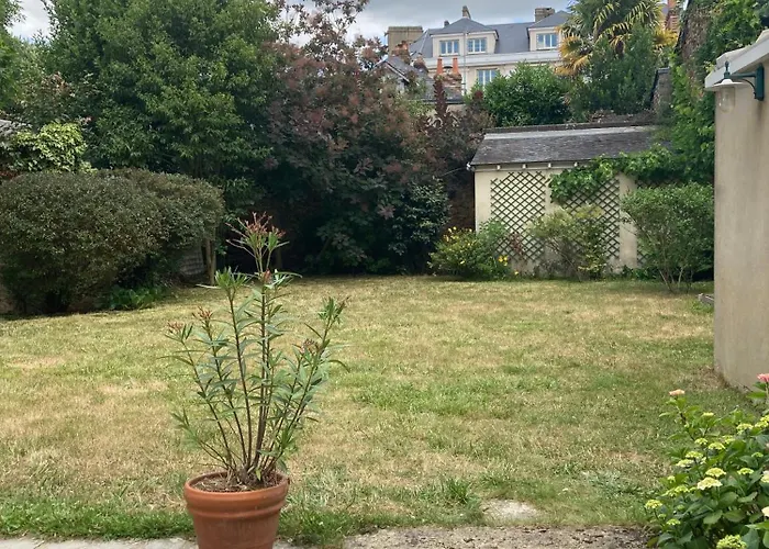 לינה וארוחת בוקר Leo Delibes לה מאנש